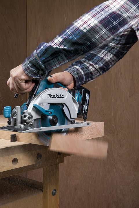 Serra-Circular-a-Bateria-Makita-6.1-2--DHS680RFJ-18V---2-Baterias---Disco---Carregador-e-Maleta