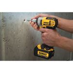 chave-de-impacto-a-bateria-dewalt-dcf880l2-br-12-20v-max-li-ion-2-baterias-20v-carregador-110v-maleta-004